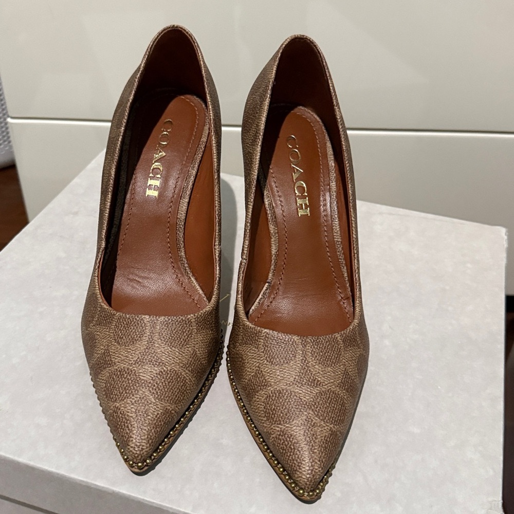 *FLASH SALE* •COACH• Samantha Pump In Signature Canvas